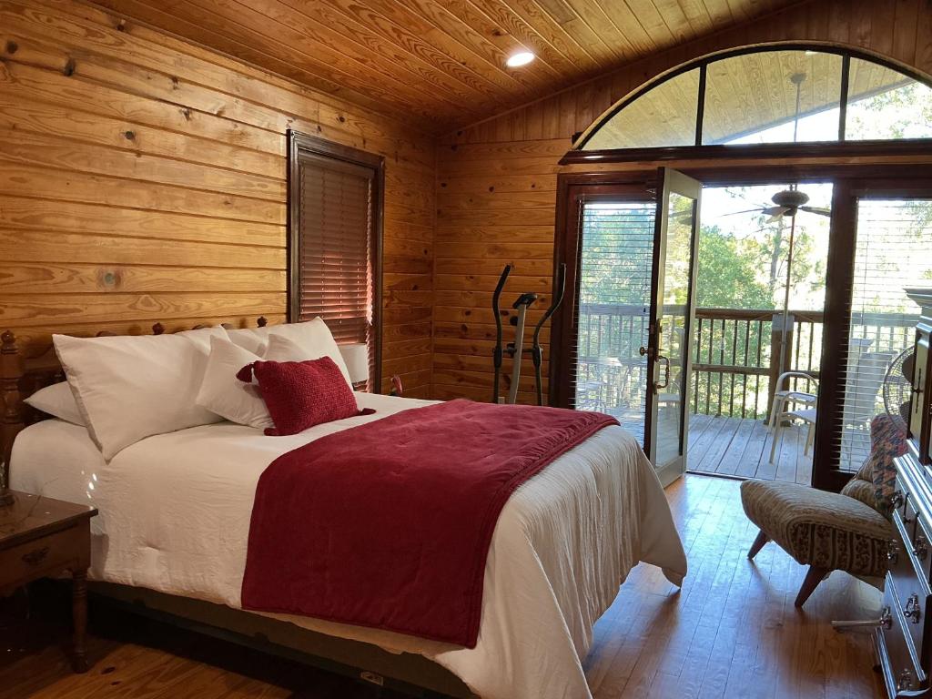 Postel nebo postele na pokoji v ubytování Lake Tuscaloosa Oasis