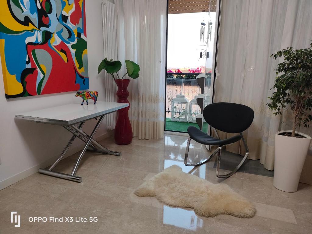 a living room with a table and chairs and a rug at Квартира люкс в Милане (Appartamento di lusso a Milano) in Sesto San Giovanni