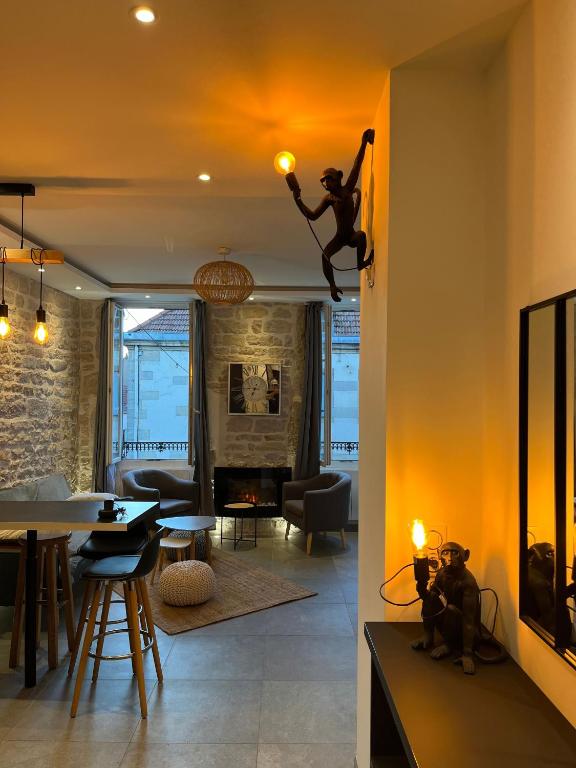 Una sala de estar con una persona haciendo un truco en una pared. en Moutarde & Elégance de Dijon, en Dijon
