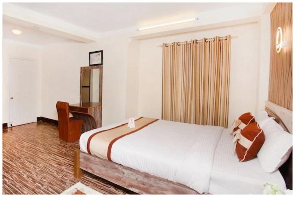 Giường trong phòng chung tại Lotus# Grand Heritage S-Pool Premium class Beach Front Hotel In Puri