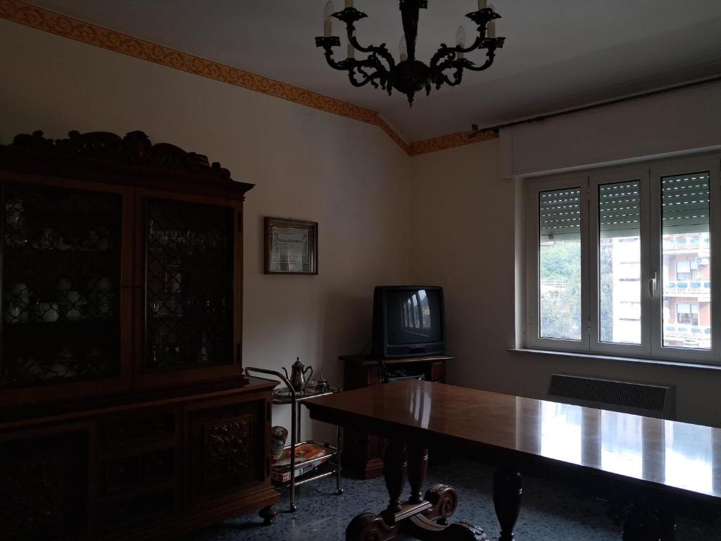 a dining room with a table and a television at appartamento con balcone in Carpineto Romano