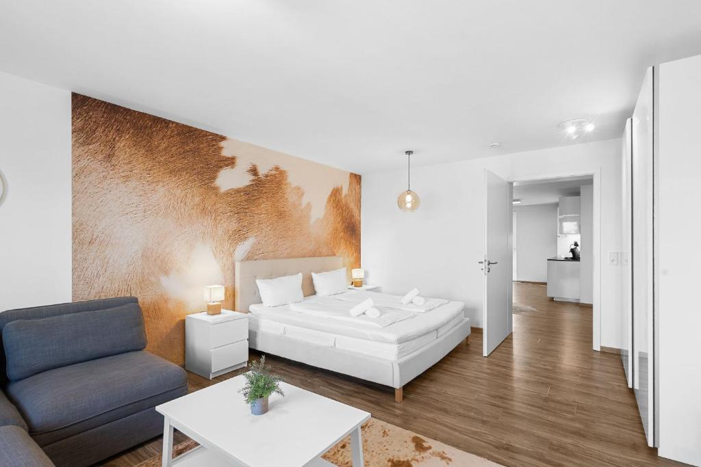 una sala de estar con una cama y un sofá en Mitten in Kempten - Großzügig - Tolles Design, en Kempten