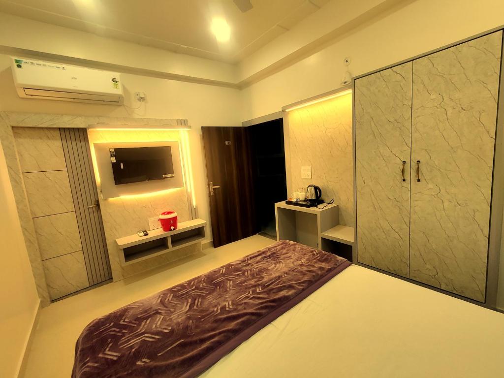 Katil atau katil-katil dalam bilik di Hotel RN Residency - Near Prem Mandir Vrindavan