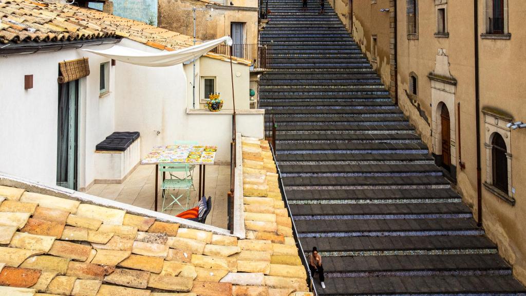 a set of stairs leading up to a building at Loft con terrazzo sulla Scala in Caltagirone