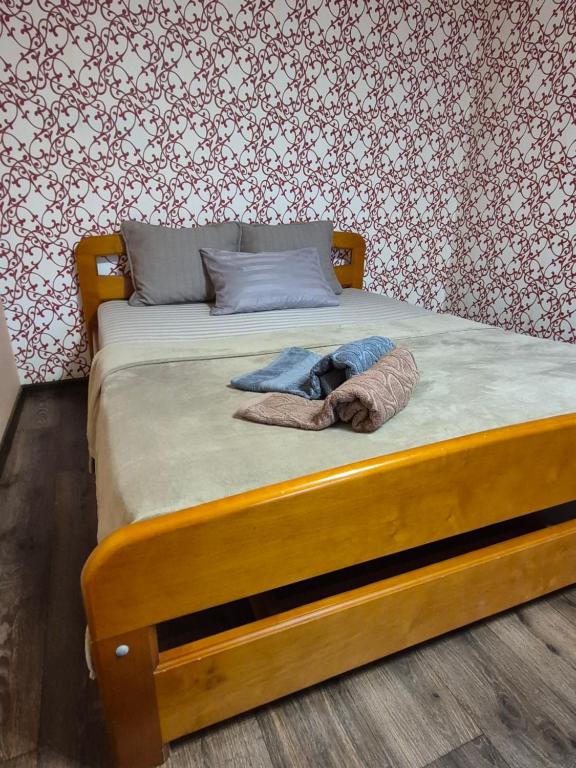 敖德萨Frantsuzky Bulvar 22А, клиника Филатова的一张带两个枕头的木框床