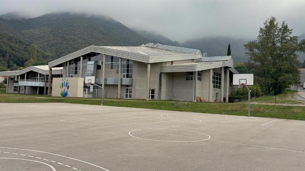 a building with a basketball court and a basketball hoop at CHEZ FERNAND in Arles-sur-Tech