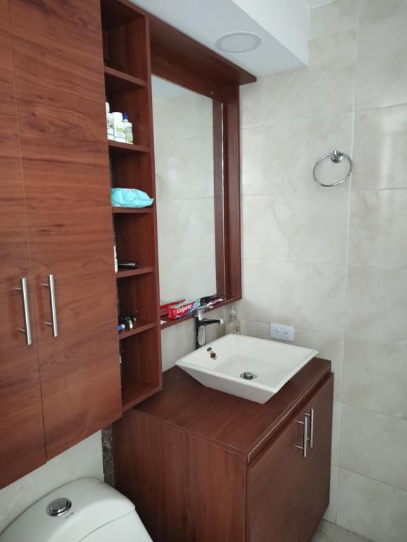 un bagno con lavandino e WC di Yacaira inc a Ibagué