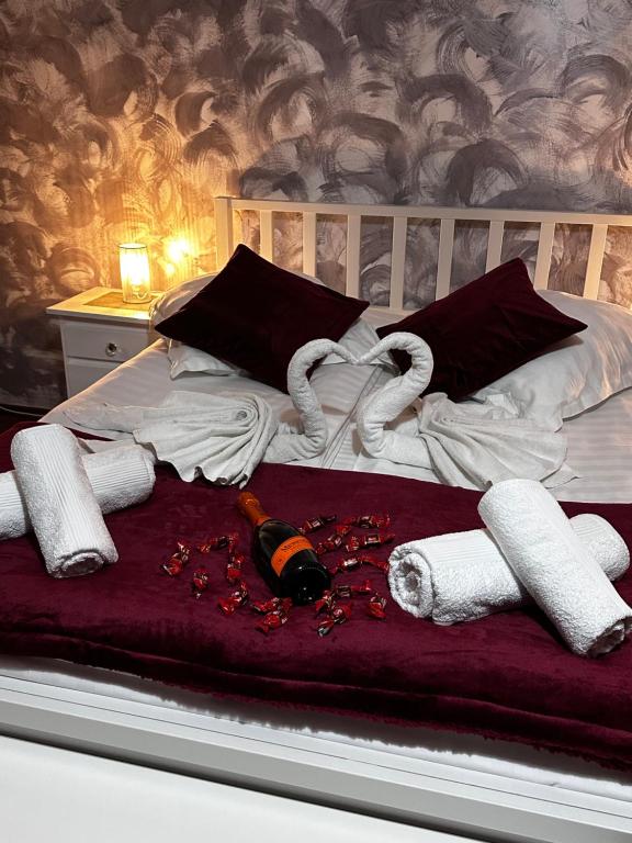 En eller flere senge i et værelse på Velvet Sforii Residence