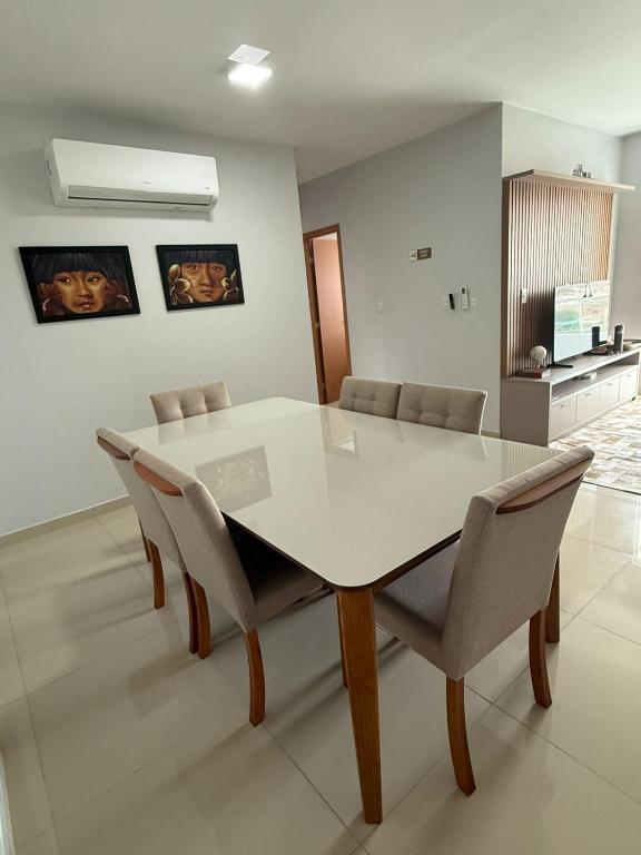 a dining room with a white table and chairs at Apartamento bem localizado perto de tudo - 3 quartos em Belém in Belém