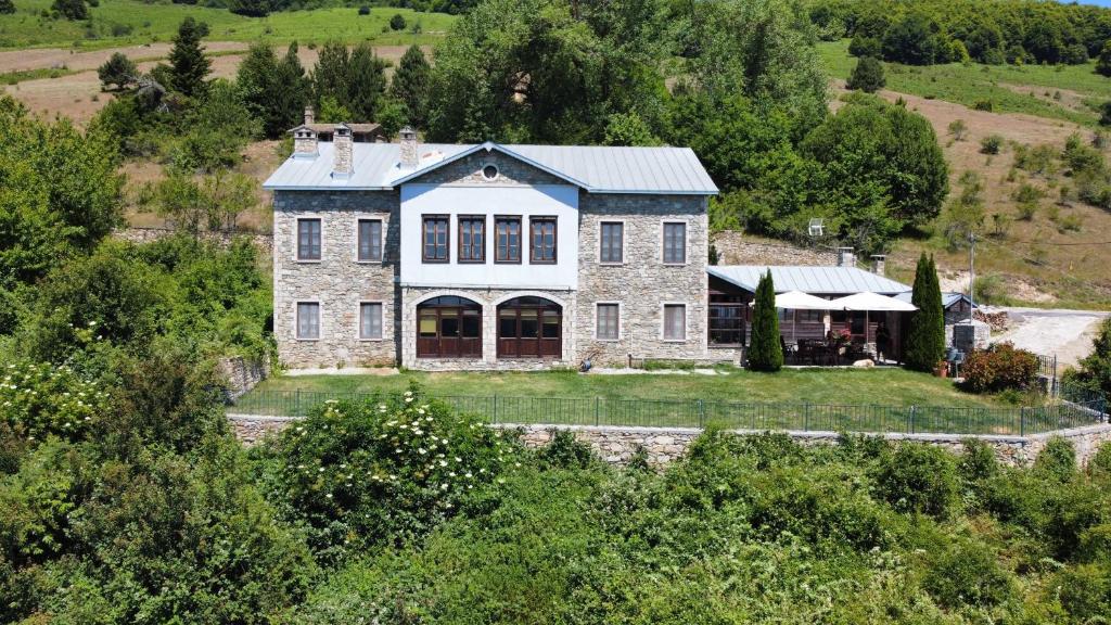 - une vue aérienne sur une grande maison en pierre dans l'établissement Argyro Guesthouse - Ξενώνας Αργυρώ, à Nymfaio