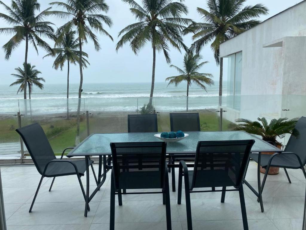 キトにあるBeautiful house, close proximity to the beachのダイニングルーム(テーブル、椅子付)、