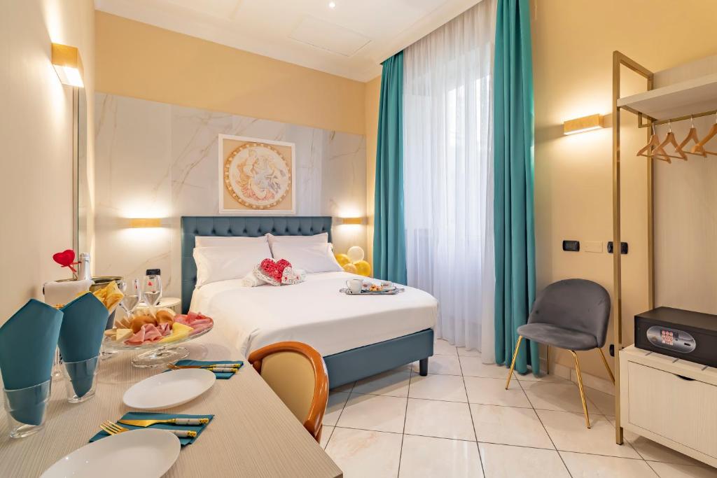 een hotelkamer met een bed en tafels en stoelen bij Hotel Suite Caesar in Rome