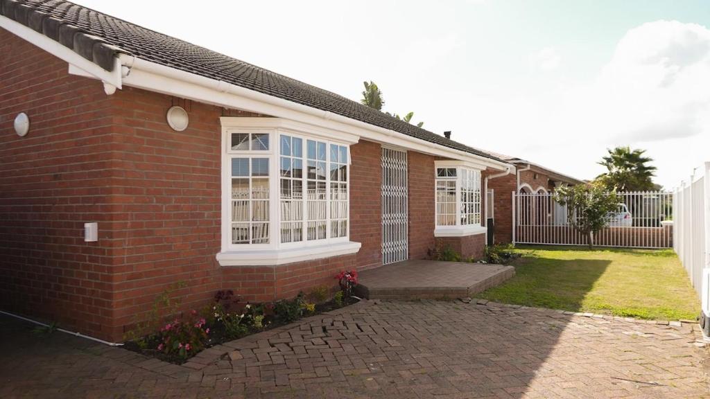 Una casa de ladrillo con ventanas blancas y una entrada para coches. en Spacious 3 Bedroom 2 Bathroom, en Southfield