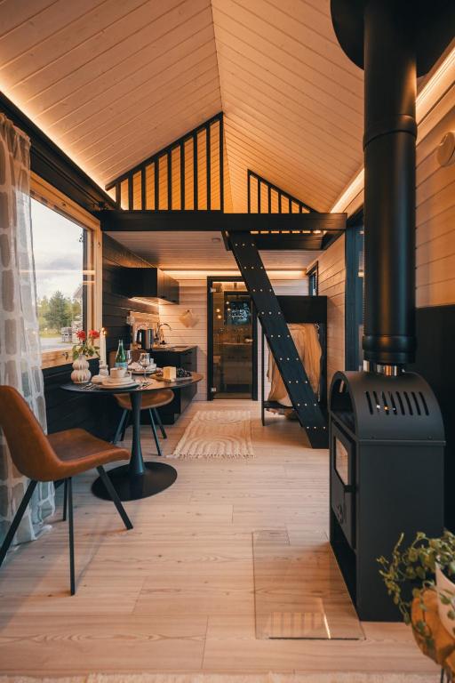 ein offenes Wohnzimmer mit Holzofen in der Unterkunft Piilotupa in Inari
