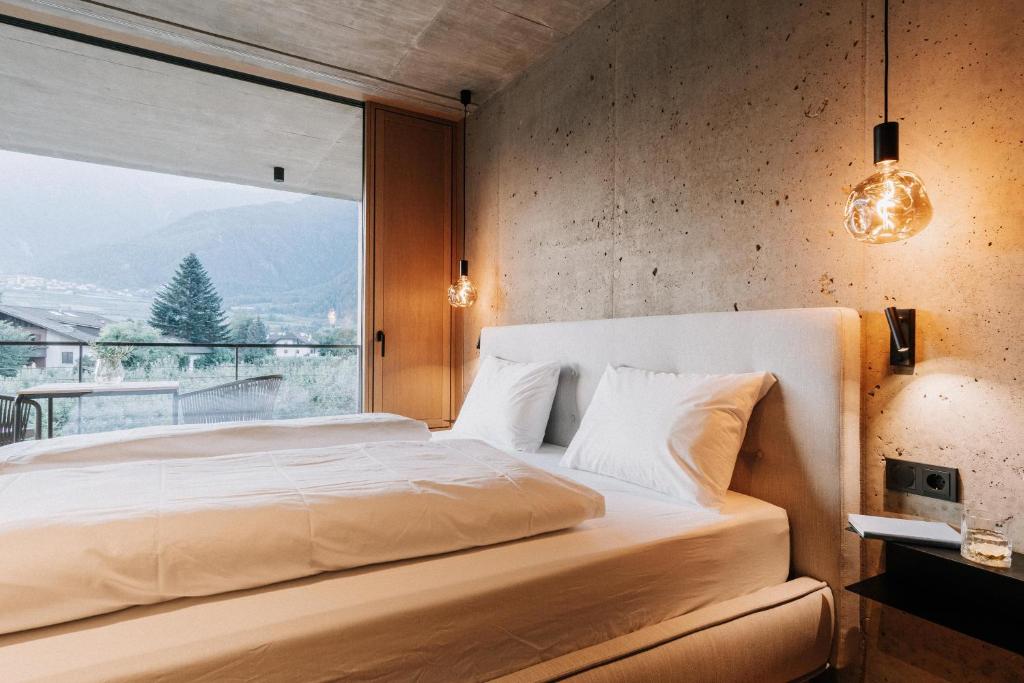 Un dormitorio con una cama y una ventana grande. en Langstrein Hof, en Laces