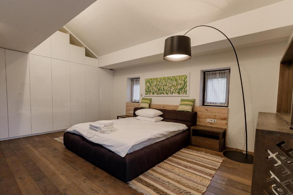Un dormitorio con una cama grande y una lámpara. en Gosteria Hata PODOPRYGORA, en Obukhivka