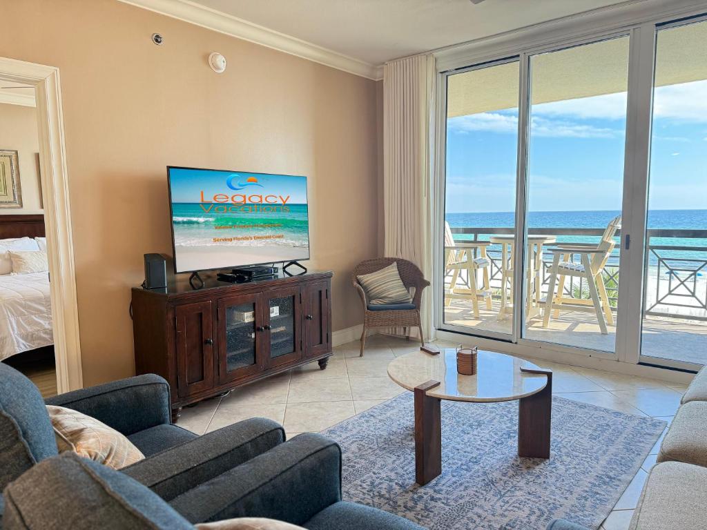 un soggiorno con TV e vista sull'oceano di Azure #404 Luxurious 4BD Beachfront Condo a Fort Walton Beach