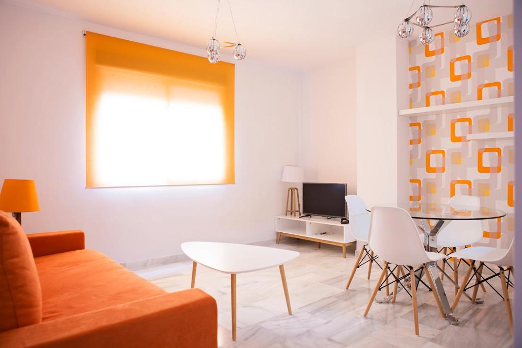 uma sala de estar com um sofá e uma mesa em Suncity Flat Salitre II em Málaga