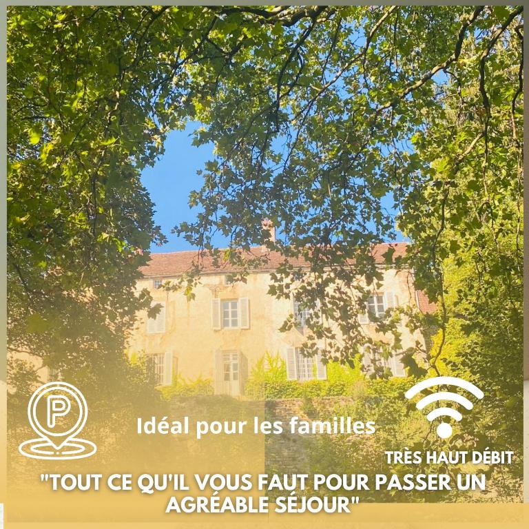 a sign in front of a house with a tree at Maison de famille Jacqueline in Vitteaux