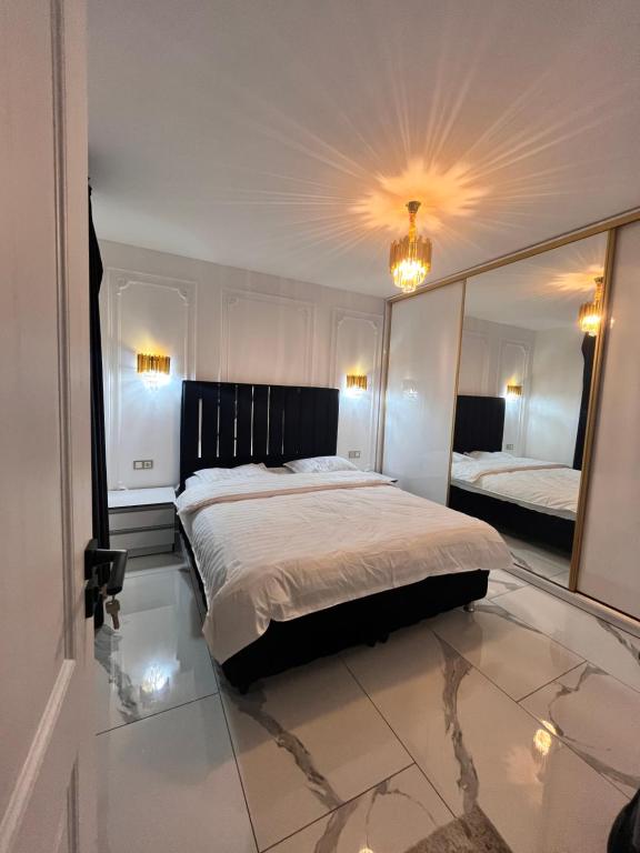 a bedroom with a large bed and a large mirror at Apartamentul de lux in Satu Mare
