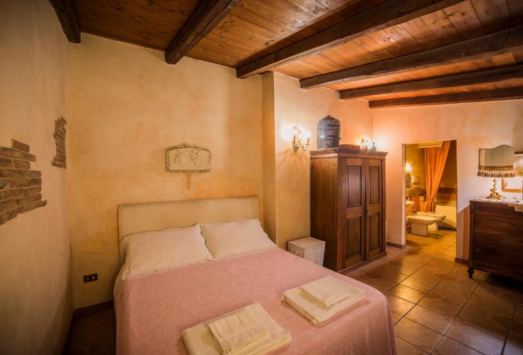 1 dormitorio con 1 cama con 2 toallas en B&B Palazzo de Matteis, en San Severo