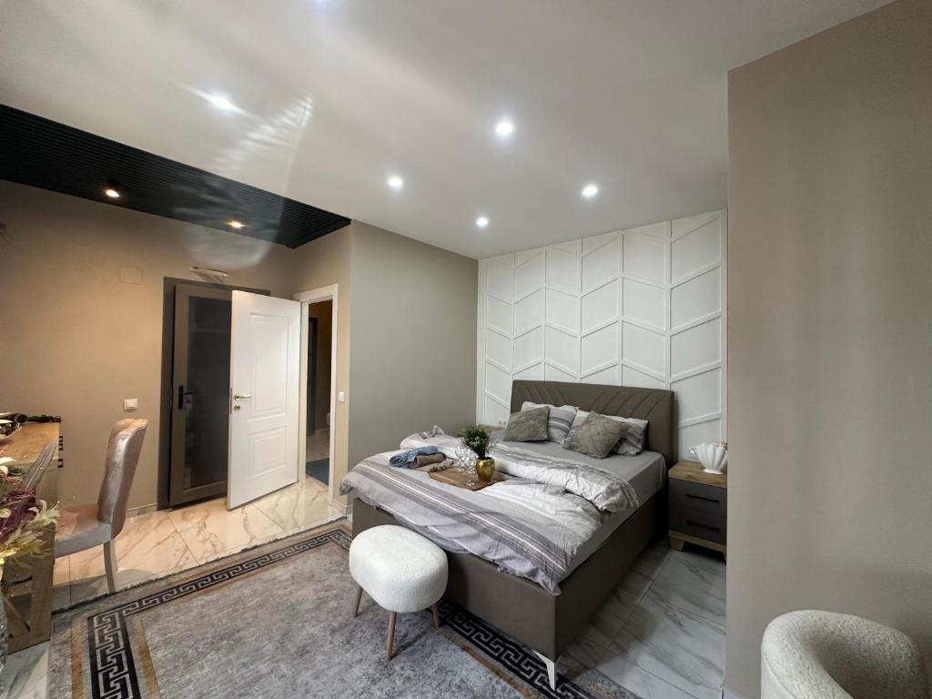 Stylish Loft Apartment with Private Terraceにあるベッド