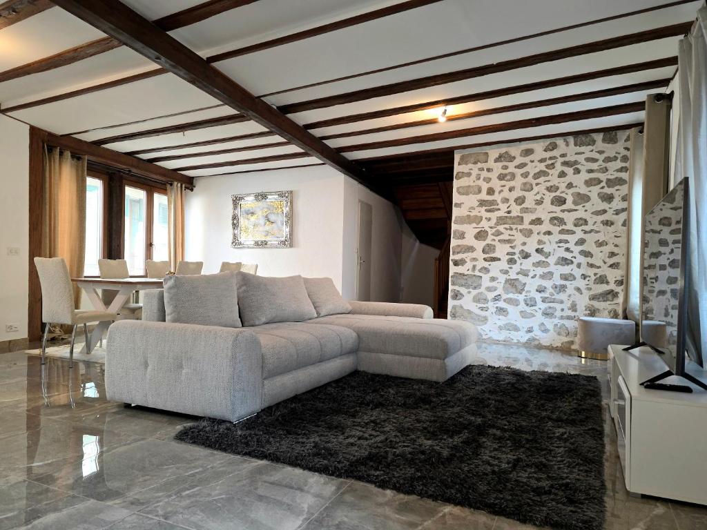 a living room with a couch and a table at appartement confortable en centre ville in Montreux