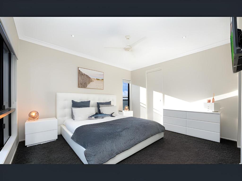 Modern Coastal Home Luxury Stay in Bushland Beach QLD 4818 - Deluxe Quadruple Room