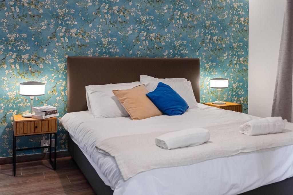 Una cama o camas en una habitación de Aria Penthouse with Large Terrace and Sea Views