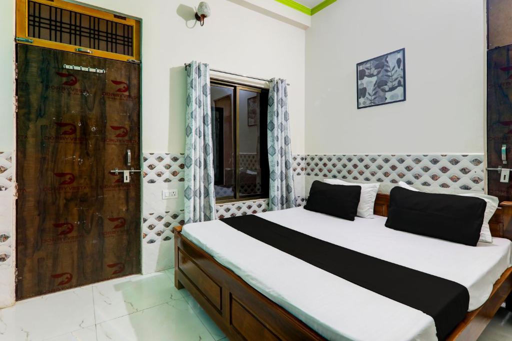 Una cama o camas en una habitación de Hotel O Ramadhya Palace