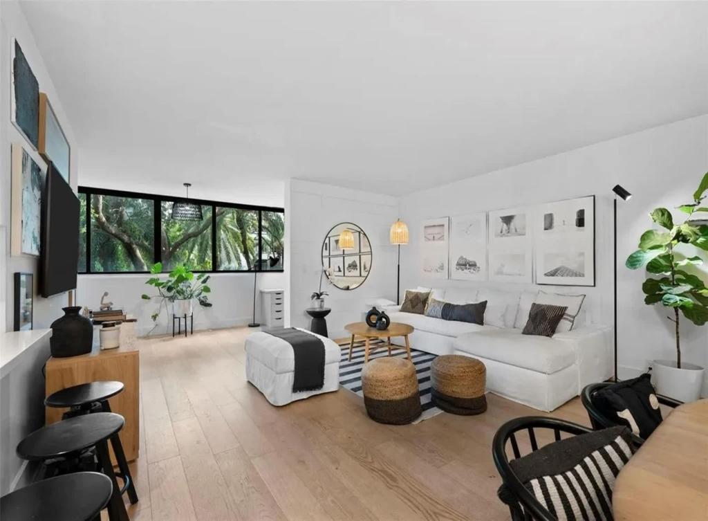 ein Wohnzimmer mit einem weißen Sofa und Stühlen in der Unterkunft Key Biscayne Elegance Modern 3 Bedroom Condo in Miami