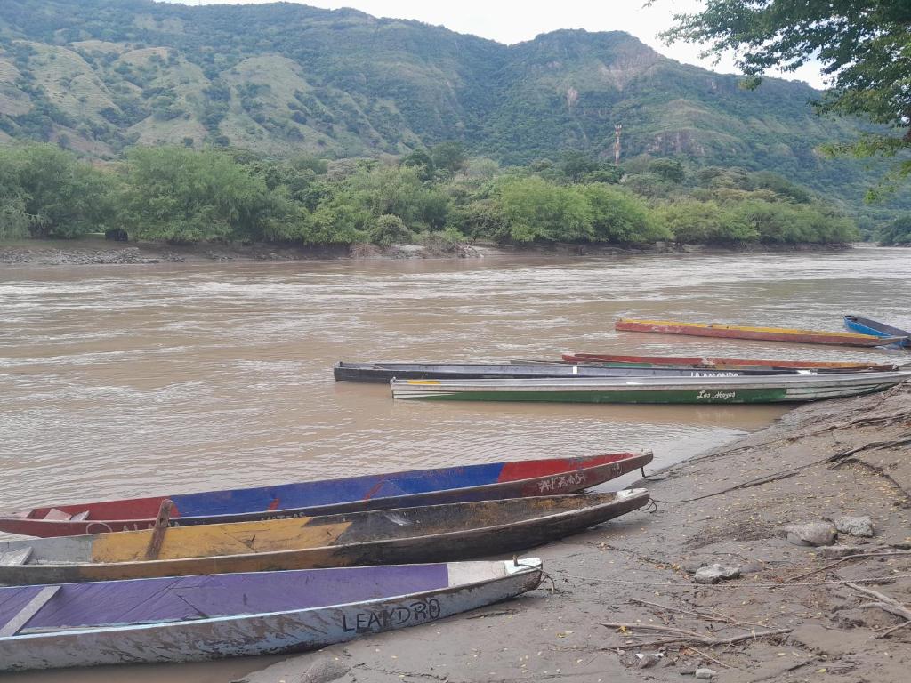 Un grupo de barcos estacionados en la orilla de un río. en Brisas del Río, en Honda
