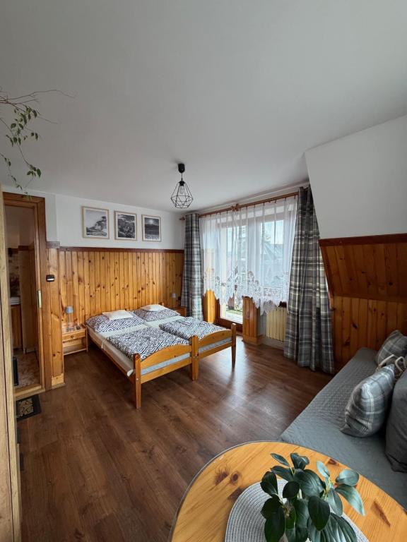 Giường trong phòng chung tại Apartamenty Folk Dream Harenda Zakopane
