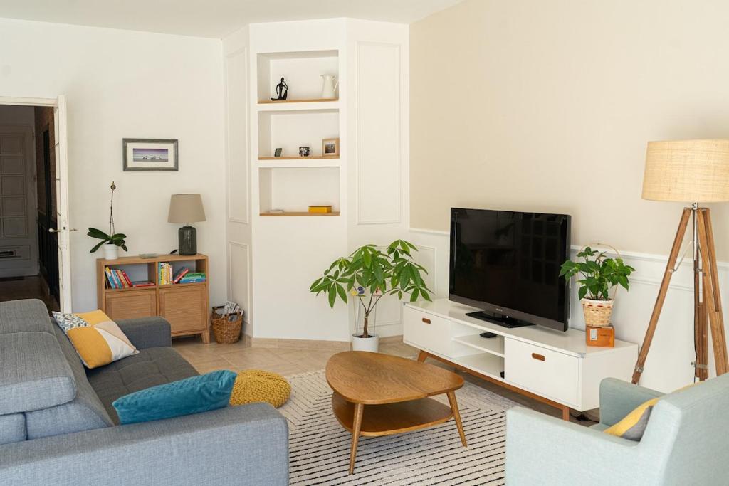 TV a/nebo společenská místnost v ubytování Cozy Family House Mérignac T5