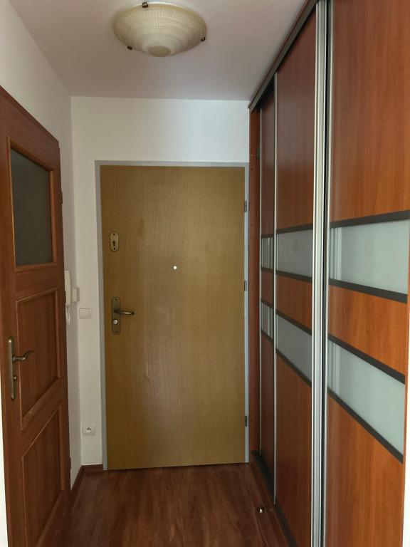pasillo con armario y puerta en Chodorowska Home, en Świnoujście