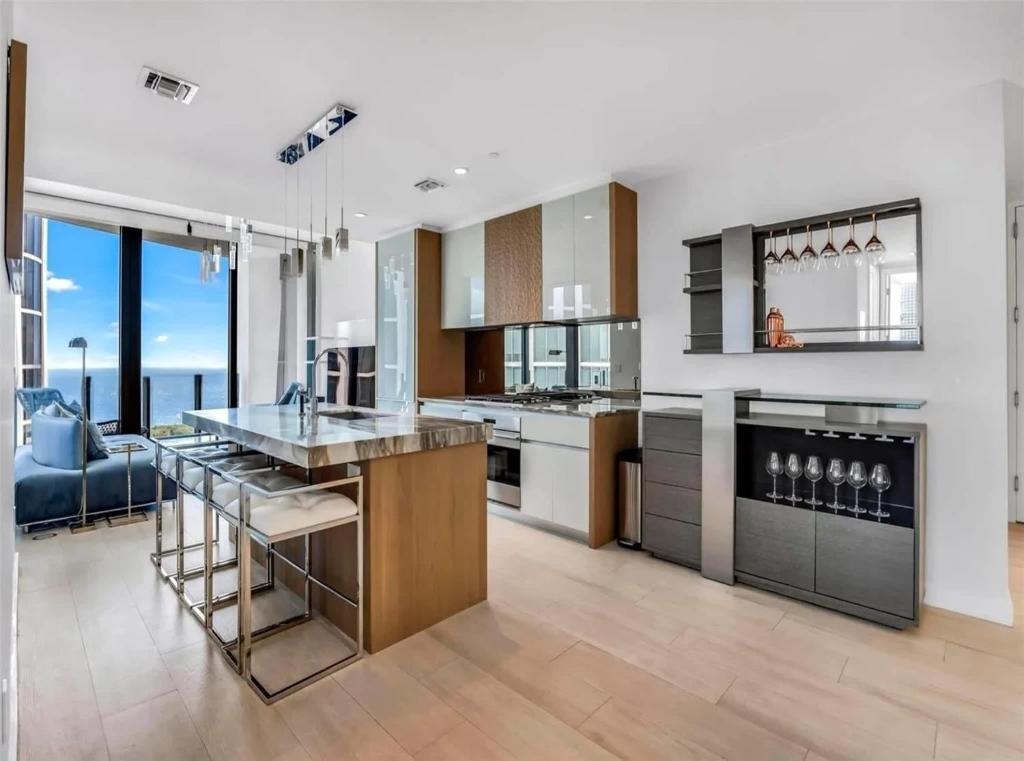 Kuchyň nebo kuchyňský kout v ubytování Park Grove Penthouse Ocean Views