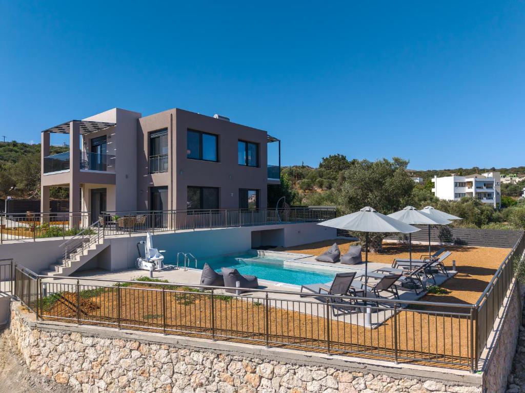 una villa con piscina y una casa en Allargo Project, en Gerani