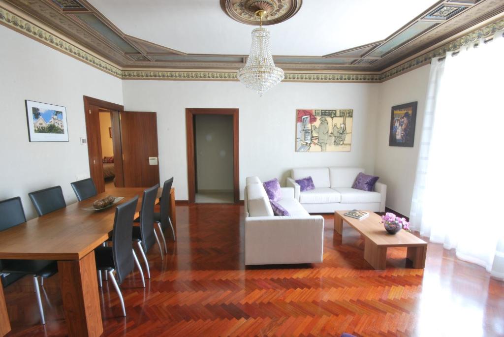 sala de estar con mesa y sofá en Casp SDB, en Barcelona