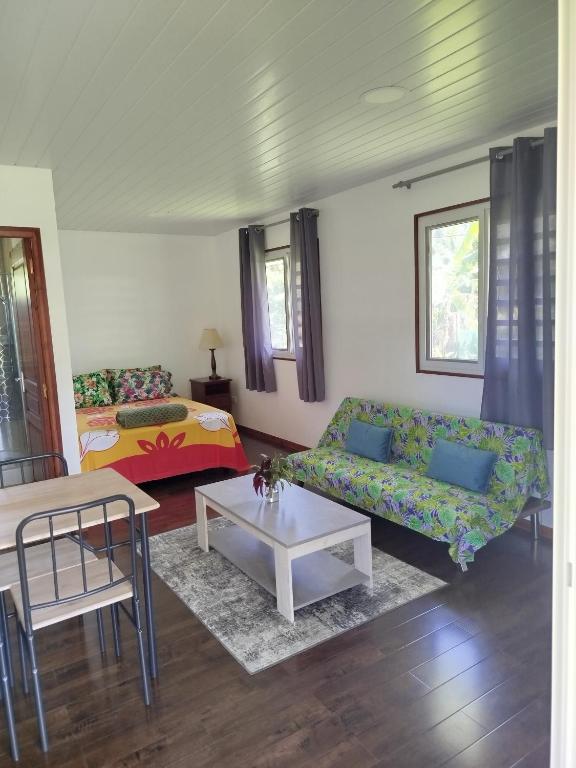 un salon avec un canapé et une table dans l'établissement 3R Lodge Bungalows, à Toanoano