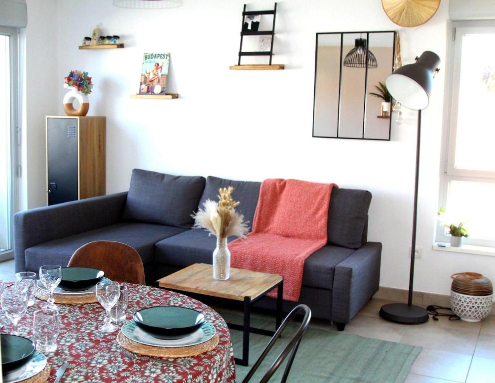 シルティカイムにあるLe Nid de Schiltigheimのソファとテーブルのあるリビングルーム