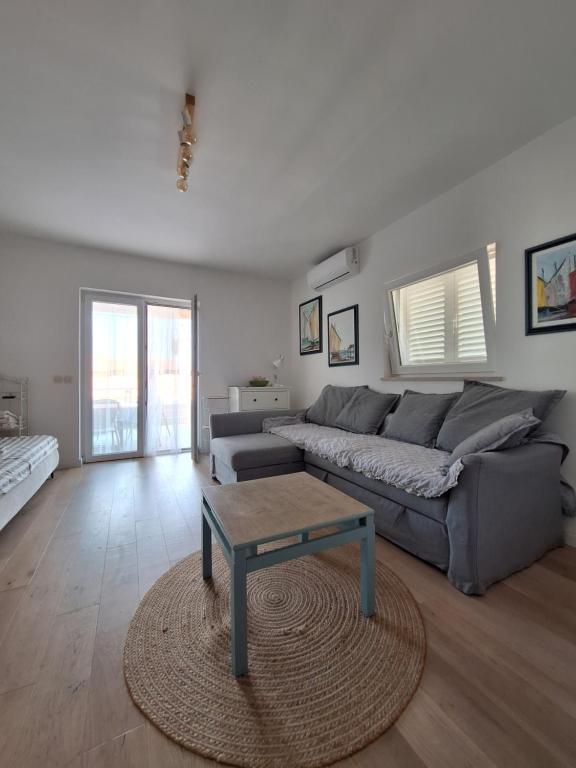 ポスティラにあるApartment Dry dockのソファとコーヒーテーブルのあるリビングルーム