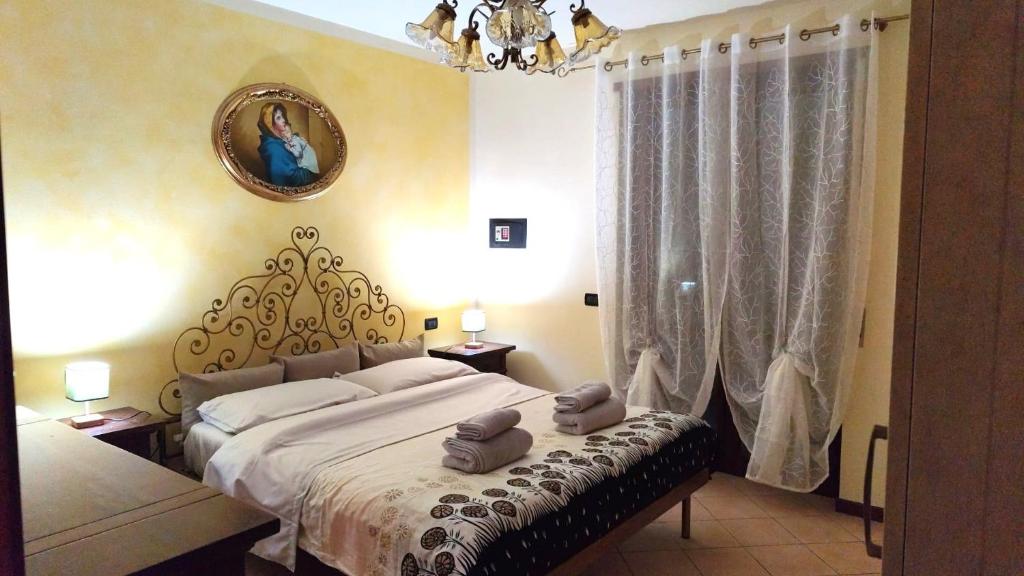 Un dormitorio con una cama con dos almohadas encima. en Balconi sul Verde, en Pescantina