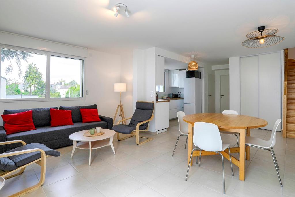a living room with a couch and a table at Cosy T4 proche hyper centre in Vannes