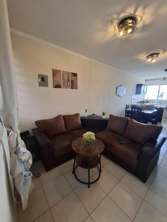 un salon avec un canapé et une table dans l'établissement Casa La Choca, à Tierra Colorada