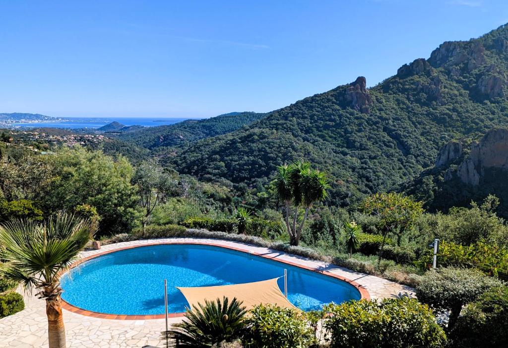 フレジュスにあるVILLA L'ESTEREL AVEC PISCINE VUE MER -MANDELIEU 06210- 6 Persの山の景色を望むプール