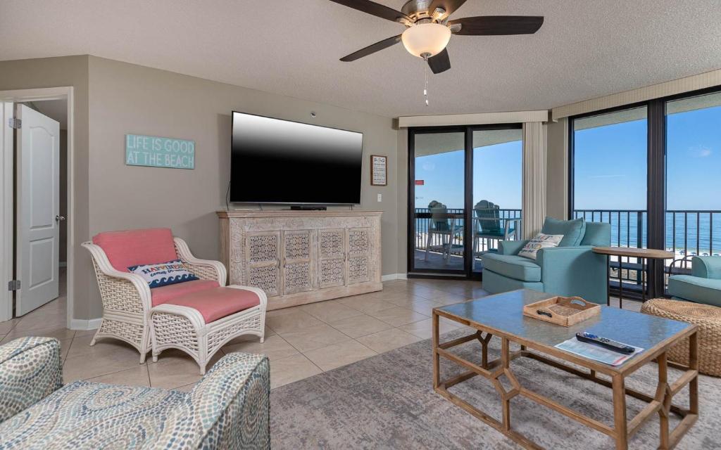 een woonkamer met een flatscreen-tv bij Phoenix VI 6708 condo in Orange Beach