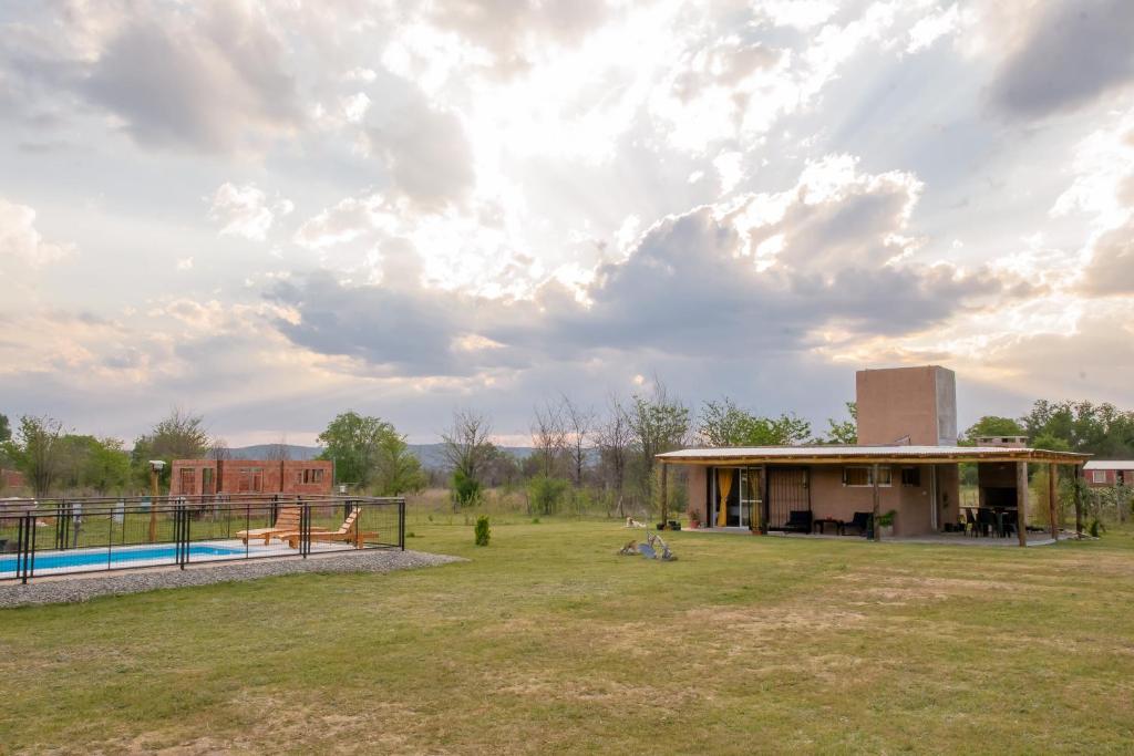 une maison avec une piscine dans un champ dans l'établissement Aires de Paz, à Las Calles