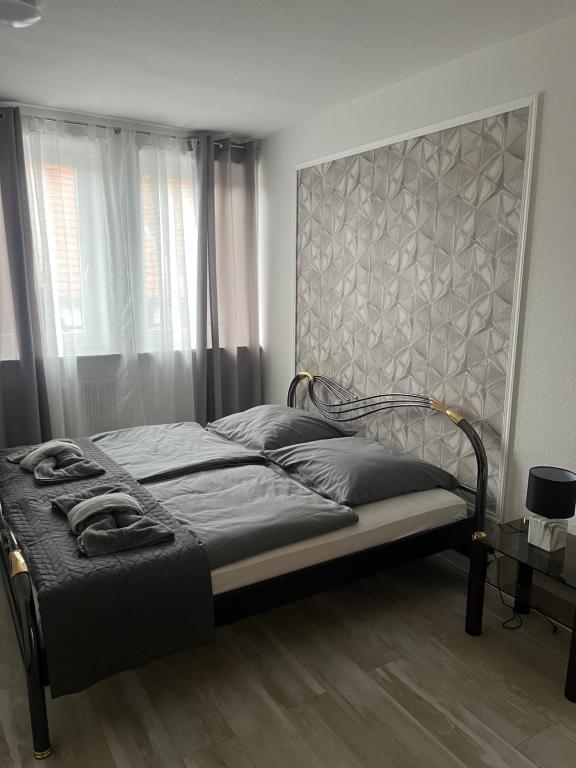 1 dormitorio con 1 cama con cabecero grande en Hotel Lindenhof, 