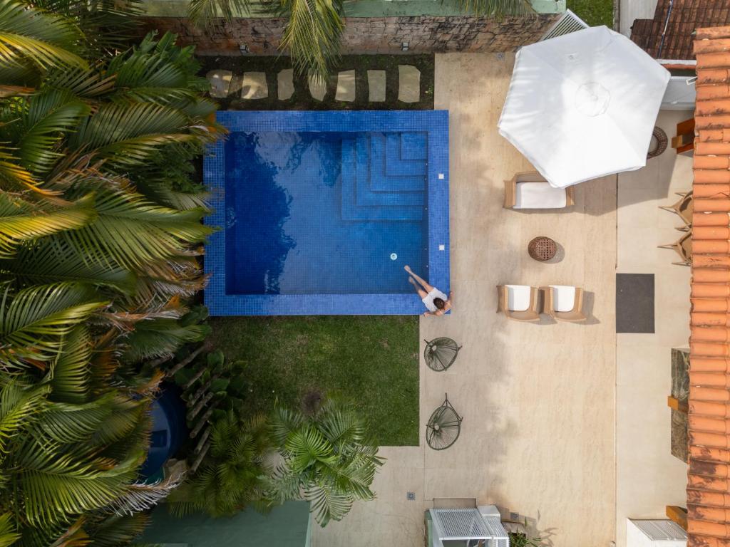 an overhead view of a swimming pool in a backyard at Casa Varanda Guaecá Pet Friendly, Heated Pool in São Sebastião