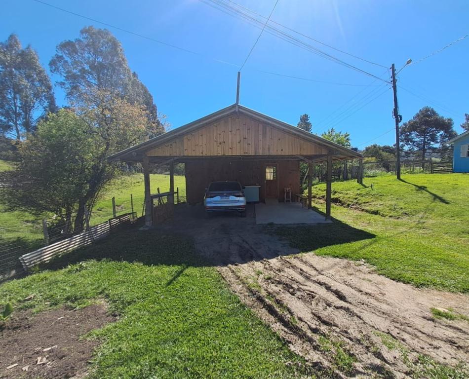 a car parked in front of a barn at Casa Pessegueiro in Urubici